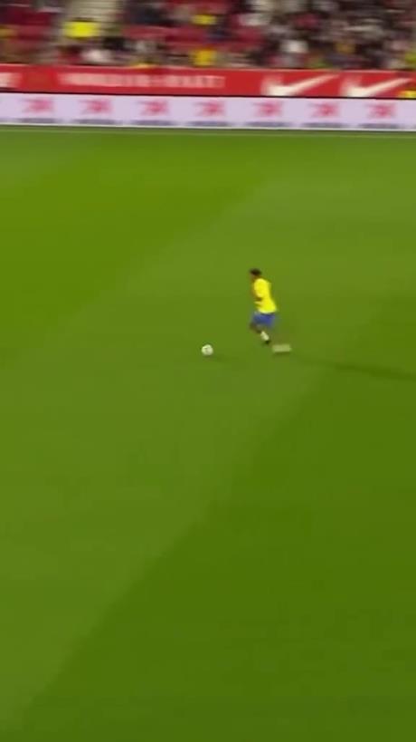 45歲還開(kāi)掛！小羅再現(xiàn)牛尾巴過(guò)人，微笑單挑門(mén)將輕松打進(jìn)